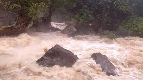 Mưa lũ gây chia cắt nhiều nơi 			 ảnh 3