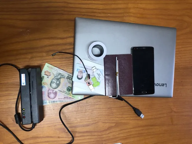 Trao thưởng Ban chuyên án bắt 3 đối tượng người Trung Quốc chiếm đoạt tài sản qua thẻ ATM ảnh 2