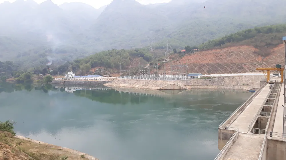 “Khát” điện bên nhà máy thủy điện ảnh 1