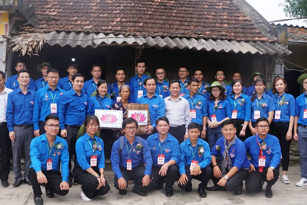 Thanh niên tiên tiến cả nước báo công dâng Bác tại Khu di tích Kim Liên ảnh 3