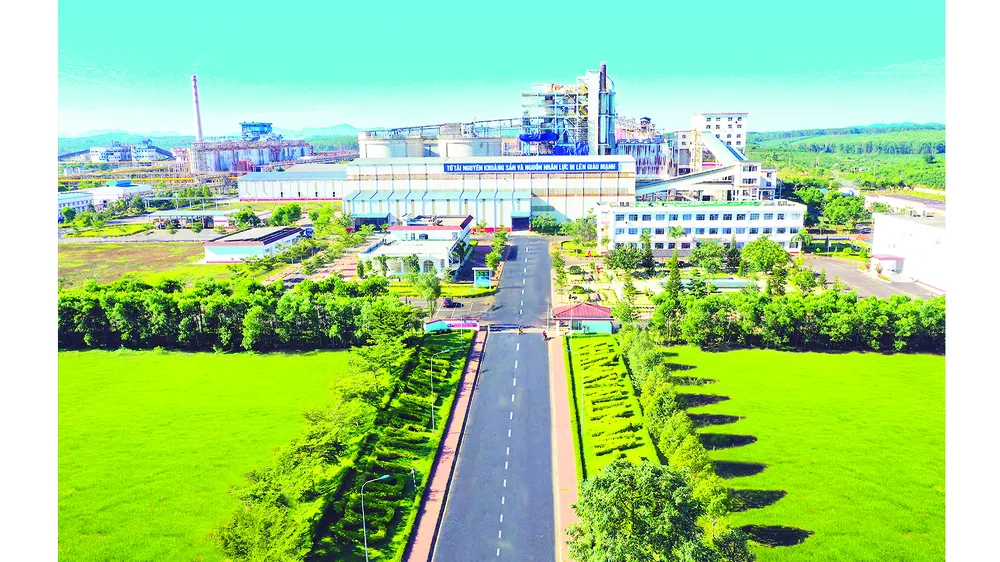 Cổng số 1 Nhà máy Alumin Tân Rai