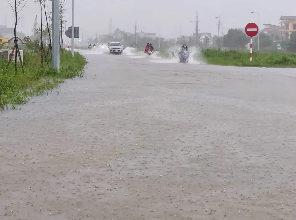 Nghệ An: Ngập lụt, nguy cơ sạt lở nhiều nơi, di dời dân khẩn cấp ảnh 3