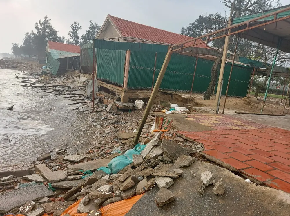 Tan hoang kè biển tại thị xã Cửa Lò, Nghệ An ảnh 2