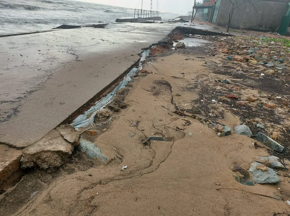 Tan hoang kè biển tại thị xã Cửa Lò, Nghệ An ảnh 3