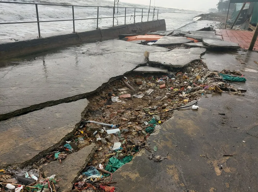 Tan hoang kè biển tại thị xã Cửa Lò, Nghệ An ảnh 4