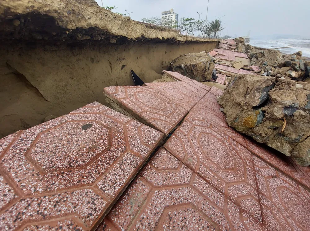 Tan hoang kè biển tại thị xã Cửa Lò, Nghệ An ảnh 5