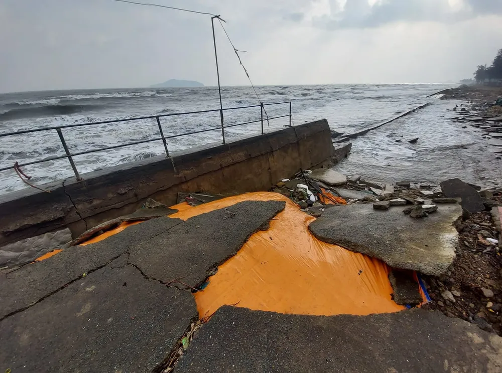 Tan hoang kè biển tại thị xã Cửa Lò, Nghệ An ảnh 6