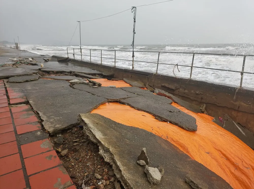 Tan hoang kè biển tại thị xã Cửa Lò, Nghệ An ảnh 7