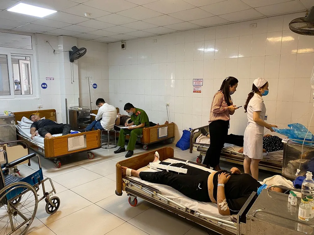 Tai nạn giao thông nghiêm trọng, 2 người chết, hàng chục người bị thương ảnh 2