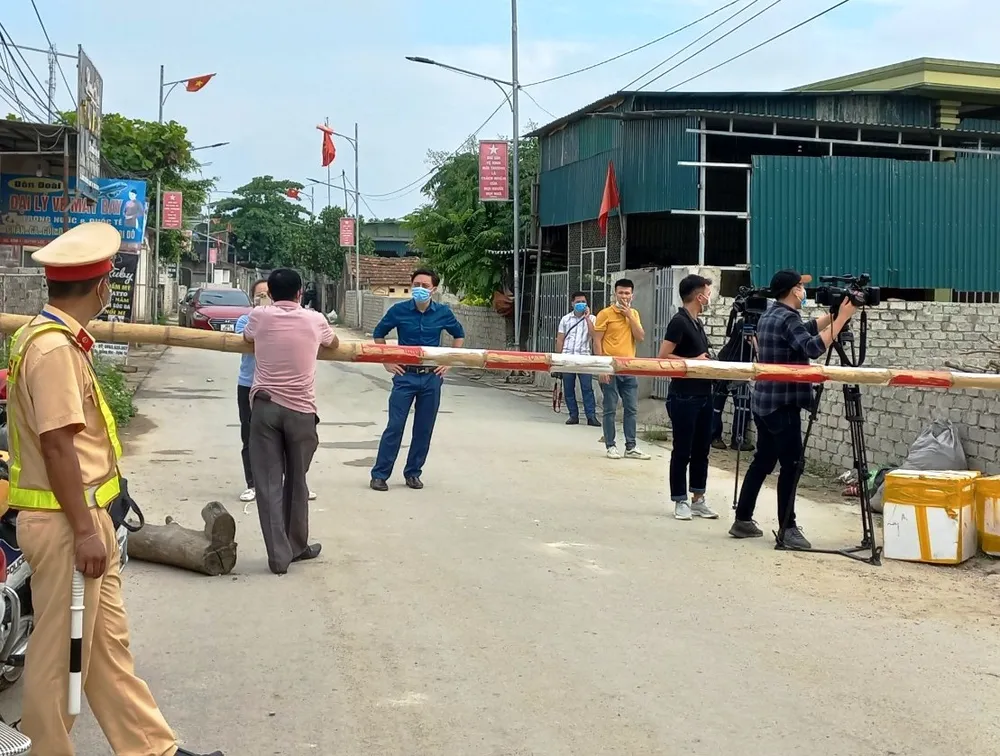 Nghệ An, Thanh Hóa: Cách ly 1.900 hộ dân, gần 2.000 học sinh, giáo viên  ảnh 6