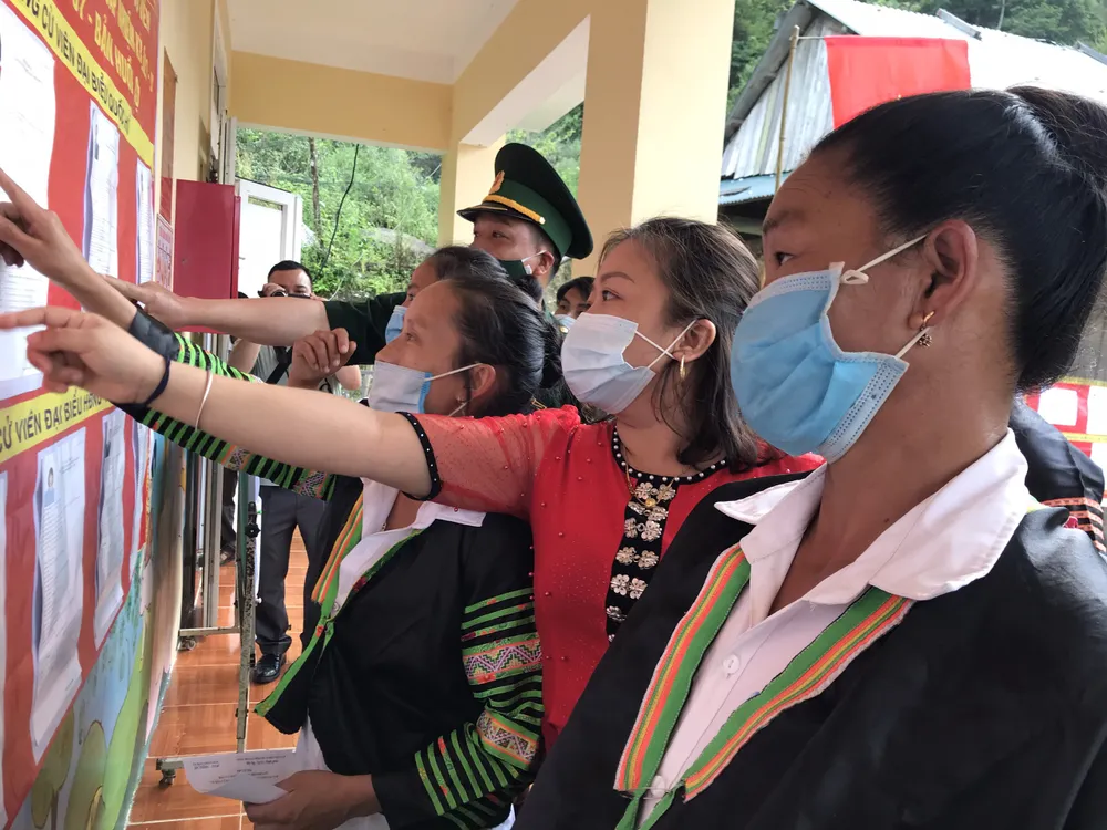 Sáng nay 21-5, hơn 42.000 cử tri 4 huyện rẻo cao ở Nghệ An đi bầu cử sớm ảnh 2