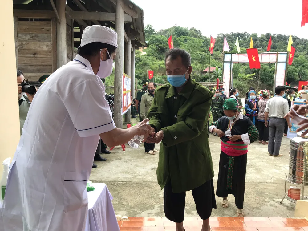 Sáng nay 21-5, hơn 42.000 cử tri 4 huyện rẻo cao ở Nghệ An đi bầu cử sớm ảnh 4