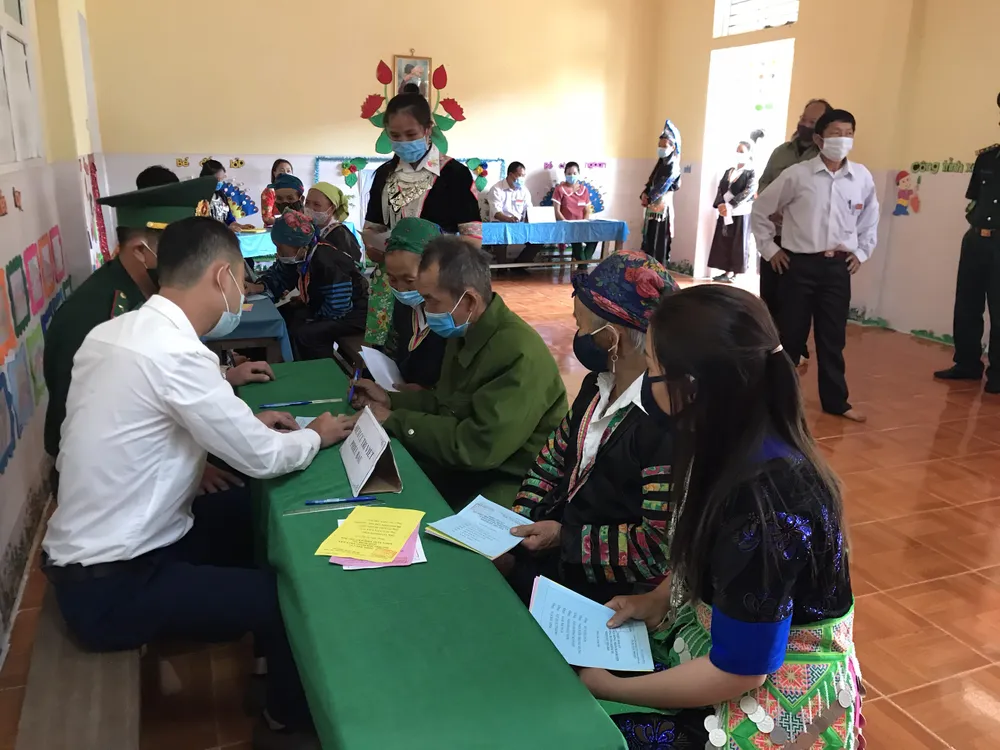 Sáng nay 21-5, hơn 42.000 cử tri 4 huyện rẻo cao ở Nghệ An đi bầu cử sớm ảnh 5