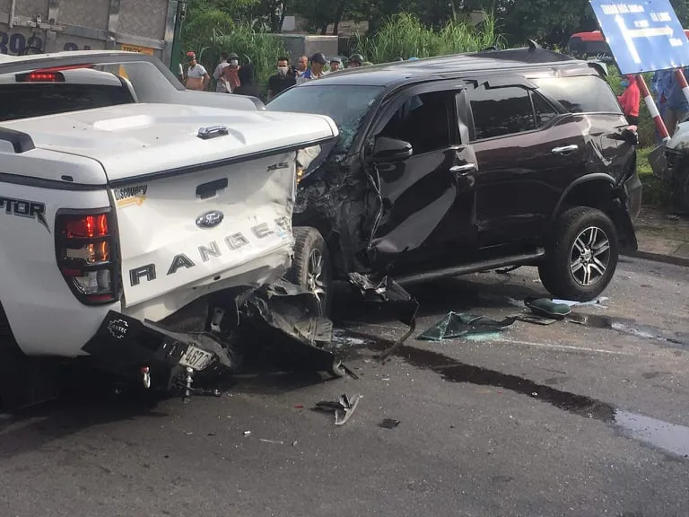 Ô tô tông nhau liên hoàn trên Quốc lộ 1A, ít nhất 1 người chết, nhiều xe bị hư hỏng ảnh 2