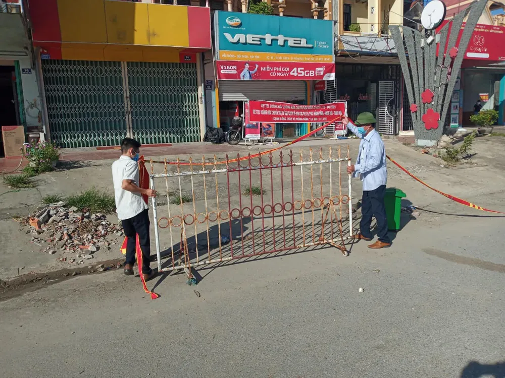 Tổ giám sát, phòng, chống dịch Covid-19 hỗ trợ lực lượng chức năng cách ly, giãn cách khu vực có dịch. Ảnh: CDC Thanh Hóa