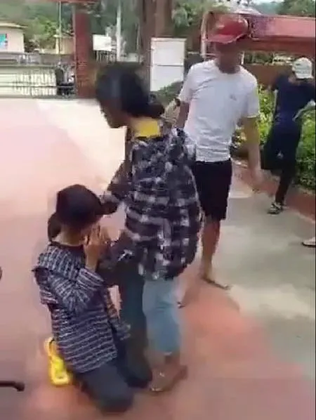 Thanh Hóa: Nữ sinh bị hành hung, bắt quỳ gối giữa sân trường ảnh 1