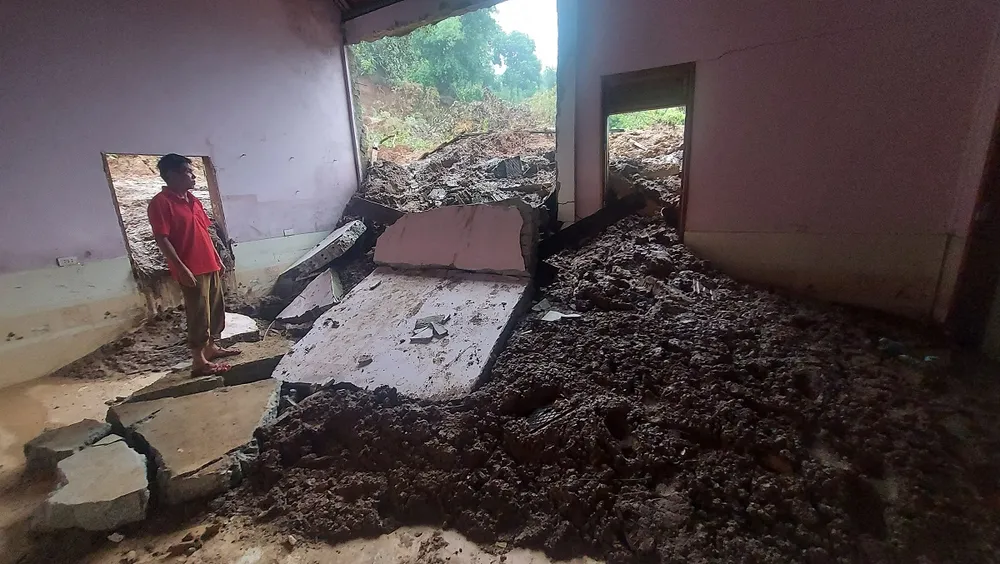 Bắc miền Trung xuất hiện nhiều điểm nứt núi, sạt lở đất nguy hiểm ảnh 2