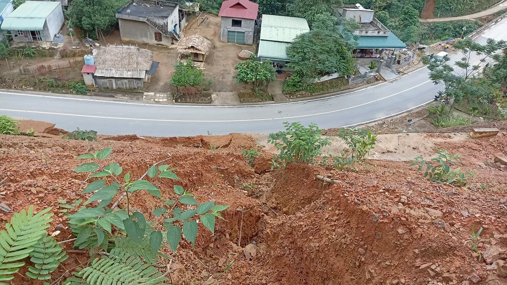 Bắc miền Trung xuất hiện nhiều điểm nứt núi, sạt lở đất nguy hiểm ảnh 6