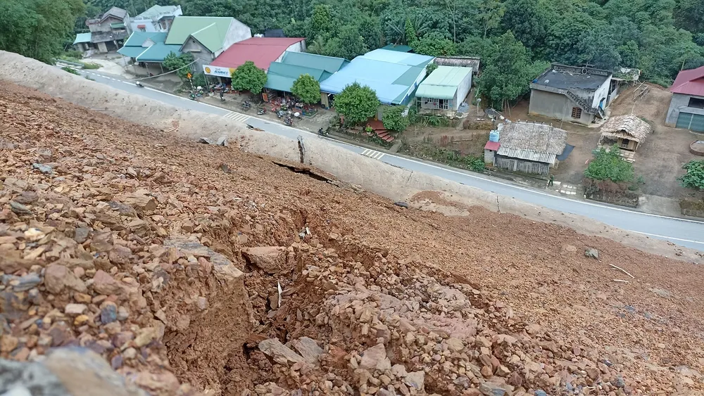 Bắc miền Trung xuất hiện nhiều điểm nứt núi, sạt lở đất nguy hiểm ảnh 7