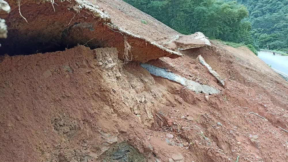 Bắc miền Trung xuất hiện nhiều điểm nứt núi, sạt lở đất nguy hiểm ảnh 8