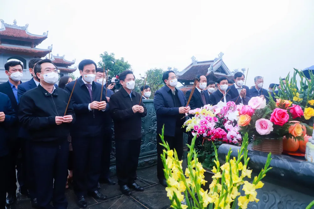 Thủ tướng Phạm Minh Chính dâng hương tưởng niệm Chủ tịch Hồ Chí Minh và kiểm tra đường cao tốc qua Thanh Hóa, Nghệ An ảnh 2