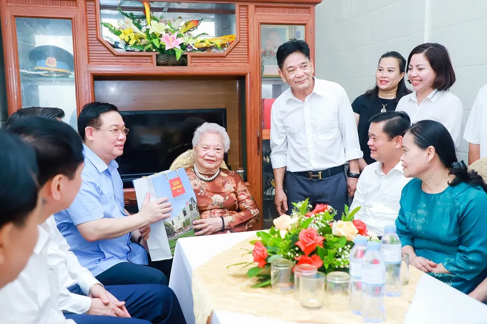 Lãnh đạo Đảng, Nhà nước trao Bằng Tổ quốc ghi công, tri ân người có công tại Nghệ An ảnh 2