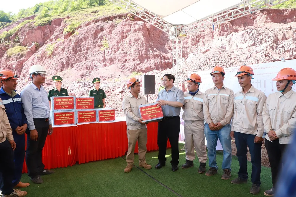 Thủ tướng Phạm Minh Chính kiểm tra nhiều công trình trọng điểm tại Nghệ An ảnh 4