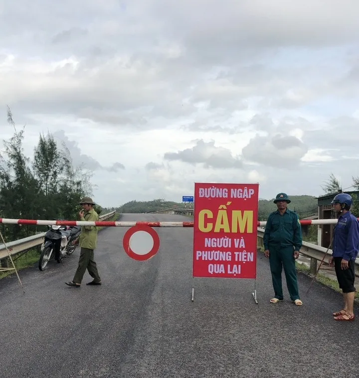 Nghệ An: Mưa lớn gây ngập lụt, sạt lở nhiều nơi ảnh 17