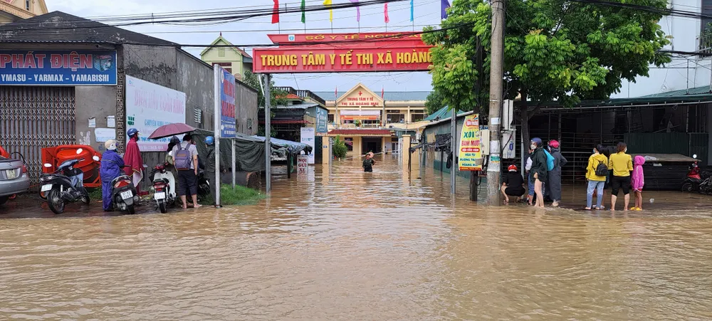 Tìm thấy thi thể hai vợ chồng bị lũ cuốn trôi khi đi khám bệnh  ảnh 4