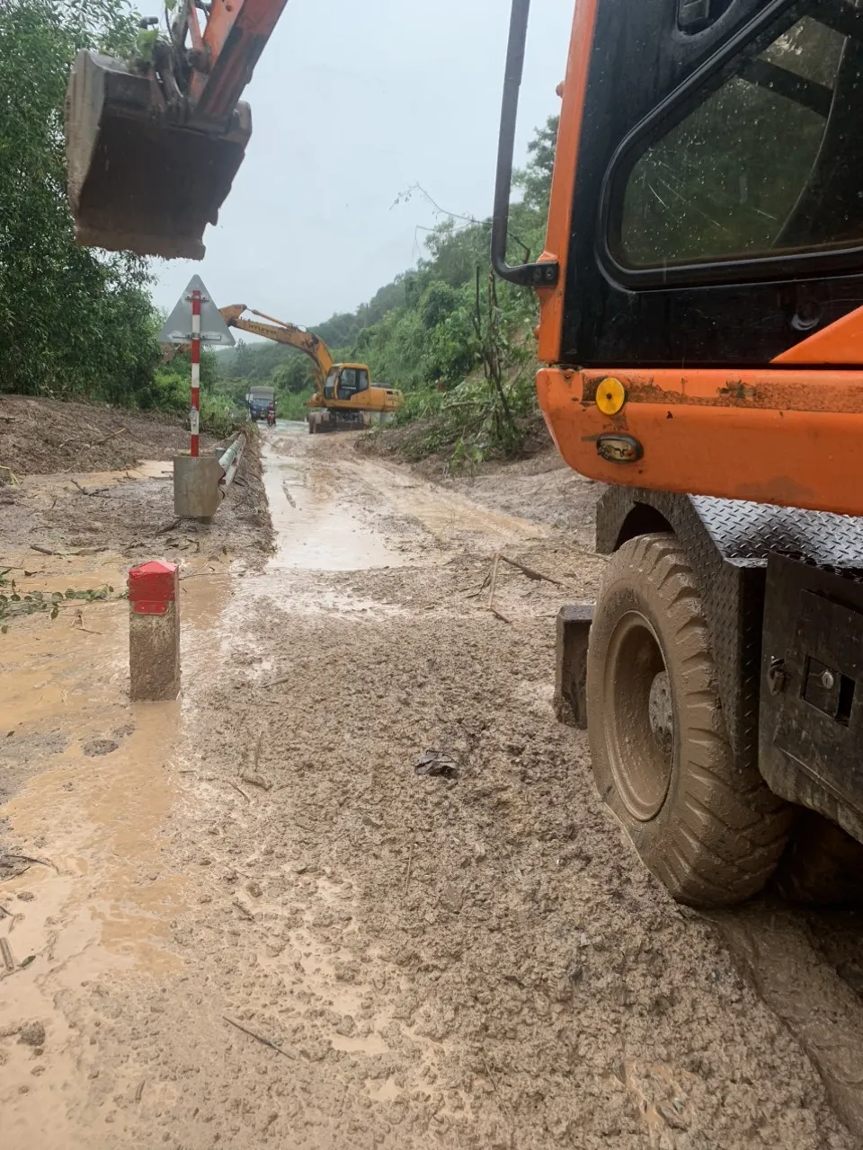 Tìm thấy thi thể hai vợ chồng bị lũ cuốn trôi khi đi khám bệnh  ảnh 10