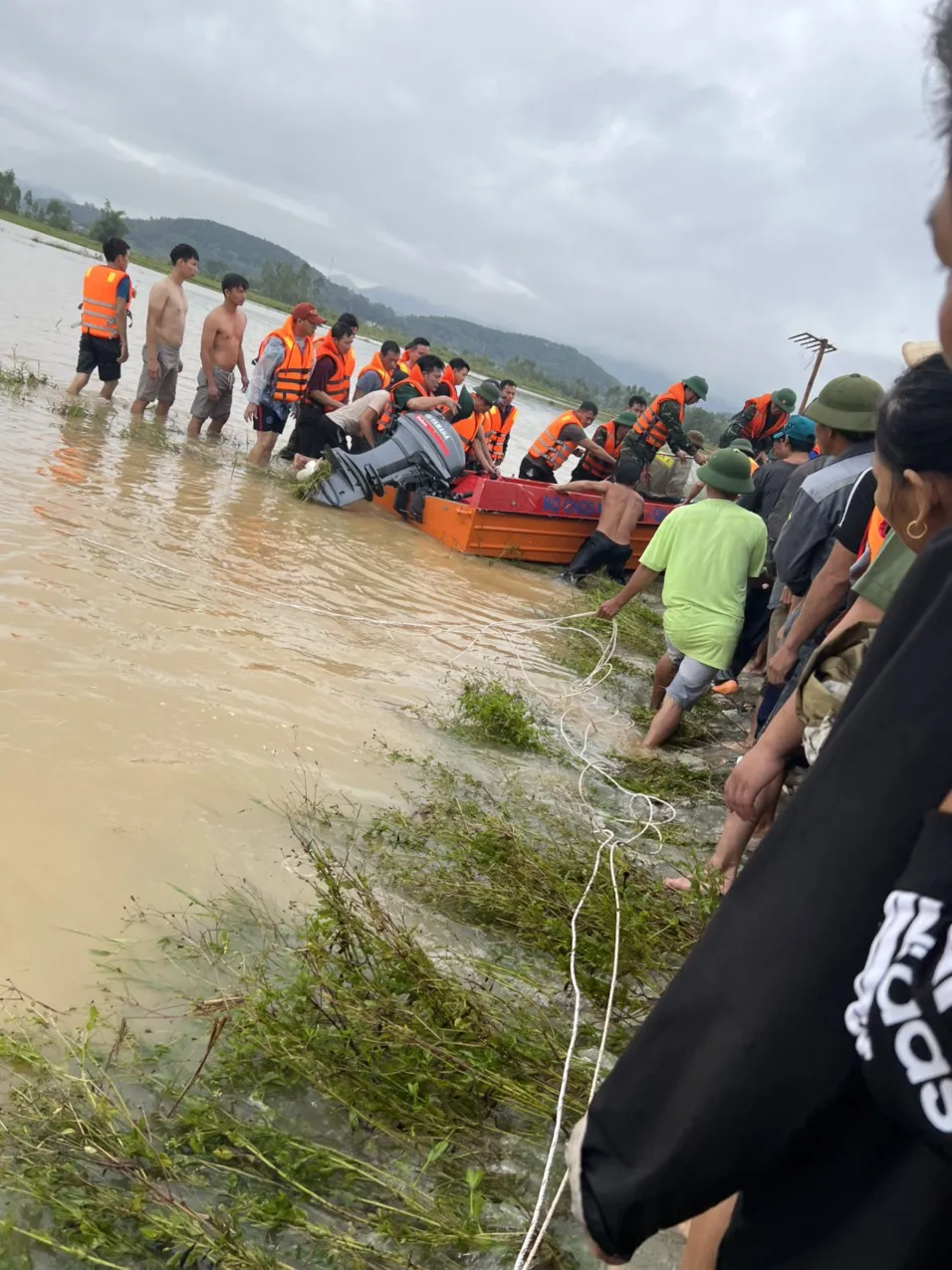 Tìm thấy thi thể hai vợ chồng bị lũ cuốn trôi khi đi khám bệnh  ảnh 2