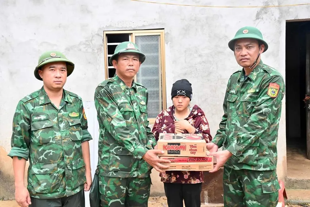 Lực lượng vũ trang giúp người dân khắc phục hậu quả lũ quét ảnh 10