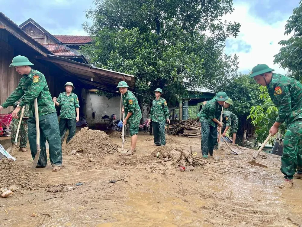 Lực lượng vũ trang giúp người dân khắc phục hậu quả lũ quét ảnh 2