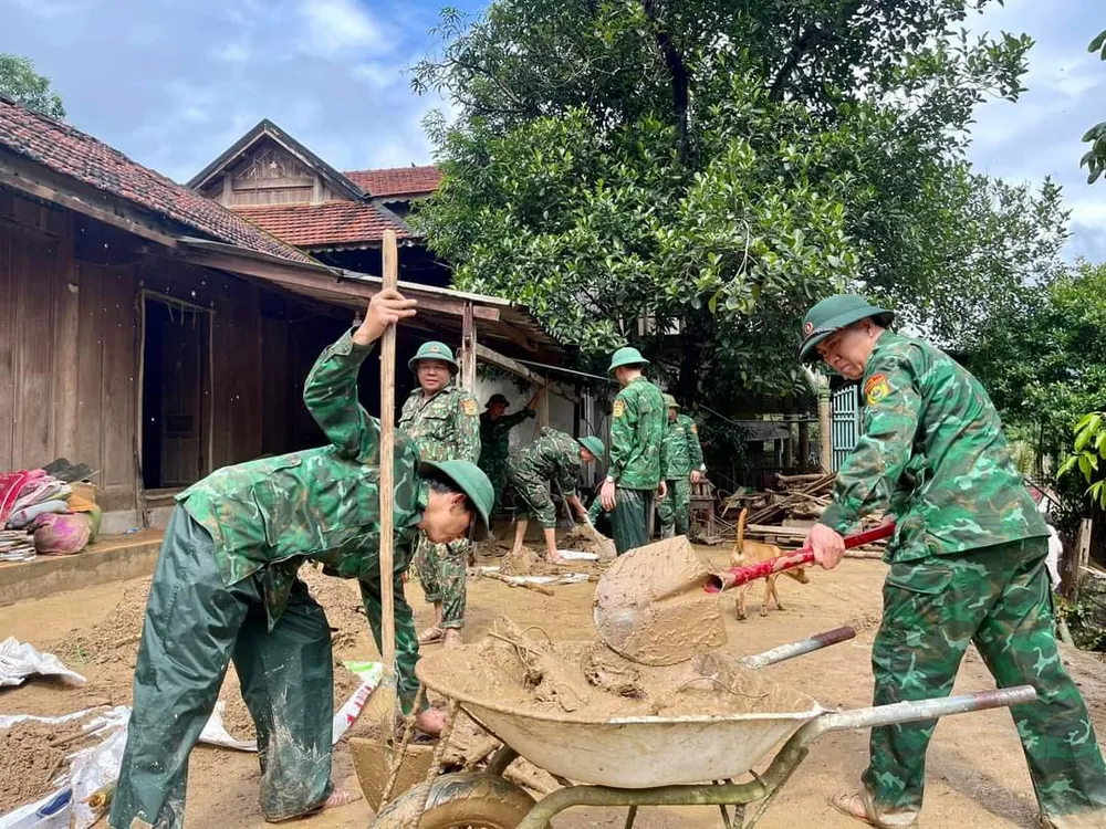 Lực lượng vũ trang giúp người dân khắc phục hậu quả lũ quét ảnh 3