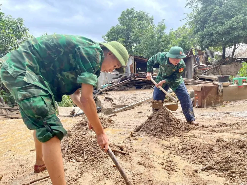 Lực lượng vũ trang giúp người dân khắc phục hậu quả lũ quét ảnh 4