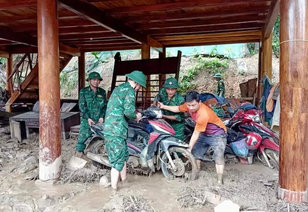 Lực lượng vũ trang giúp người dân khắc phục hậu quả lũ quét ảnh 5