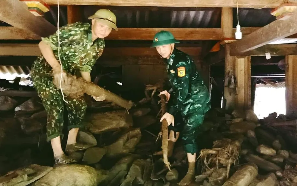 Lực lượng vũ trang giúp người dân khắc phục hậu quả lũ quét ảnh 6