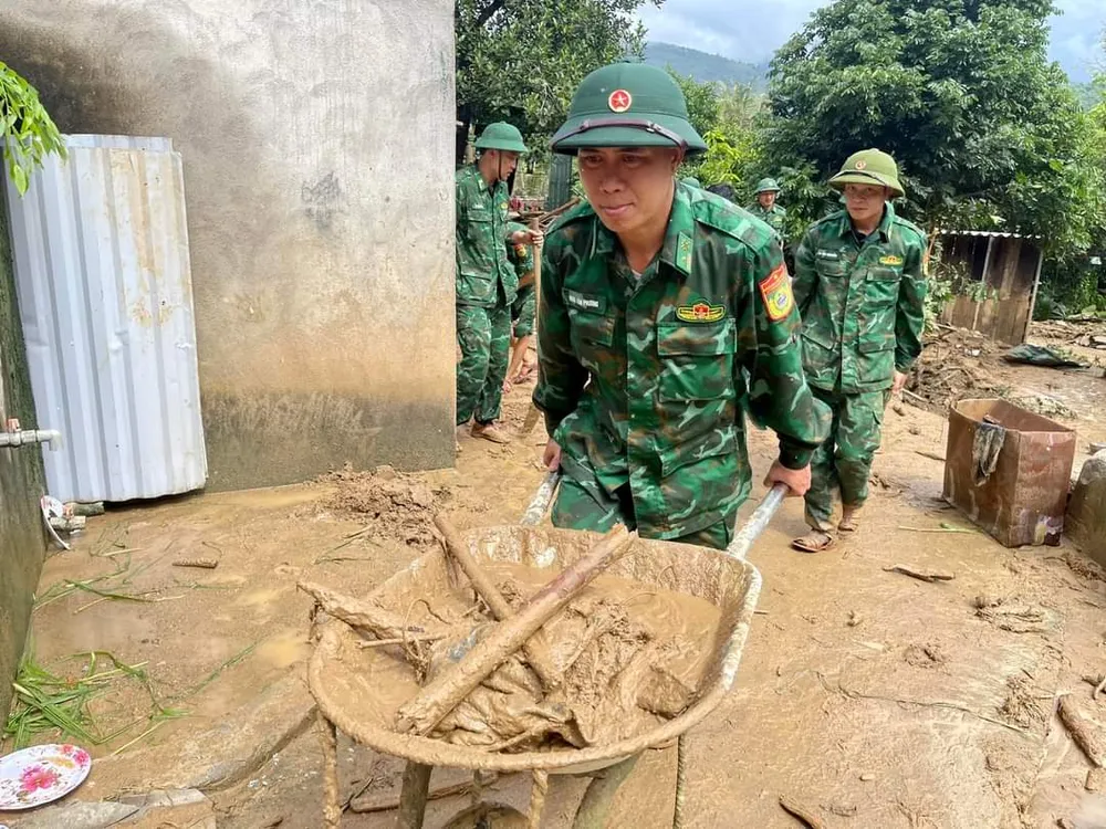 Lực lượng vũ trang giúp người dân khắc phục hậu quả lũ quét ảnh 7