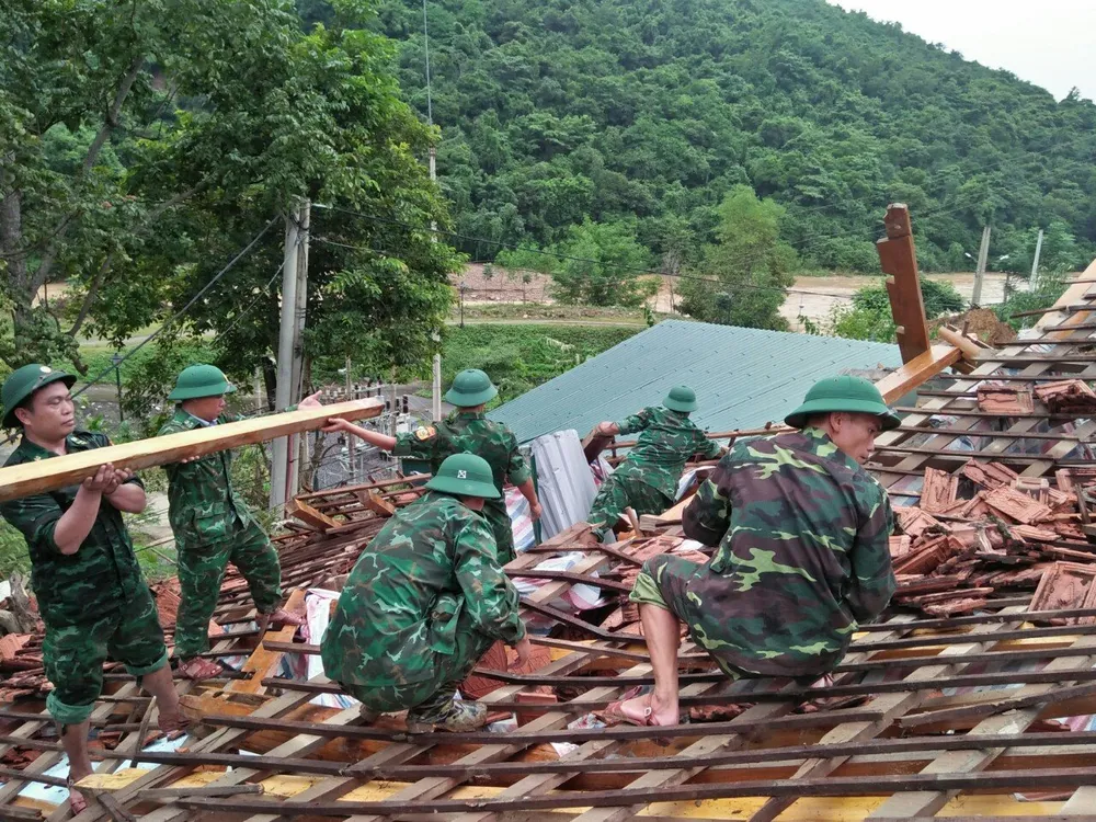 Lực lượng vũ trang giúp người dân khắc phục hậu quả lũ quét ảnh 8