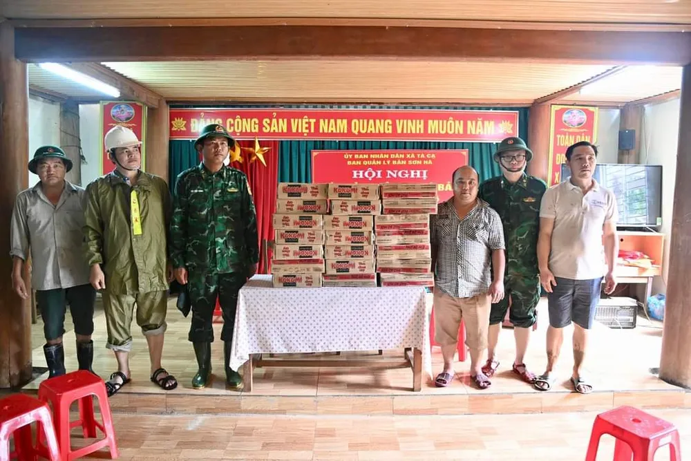 Lực lượng vũ trang giúp người dân khắc phục hậu quả lũ quét ảnh 9