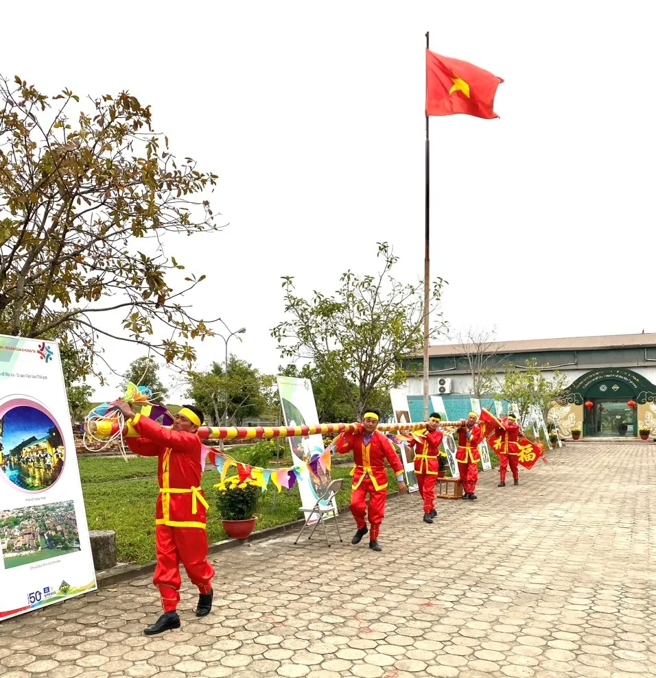 Đưa cây nêu ra vị trí dựng trước cổng phía Nam Thành Nhà Hồ