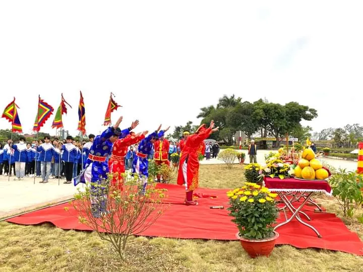 Các em học sinh được chứng kiến, trải nghiệm nghi lễ thượng nêu