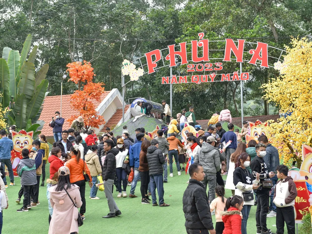 Người dân lên với đền Phủ Na, hay còn gọi Na Sơn động phủ