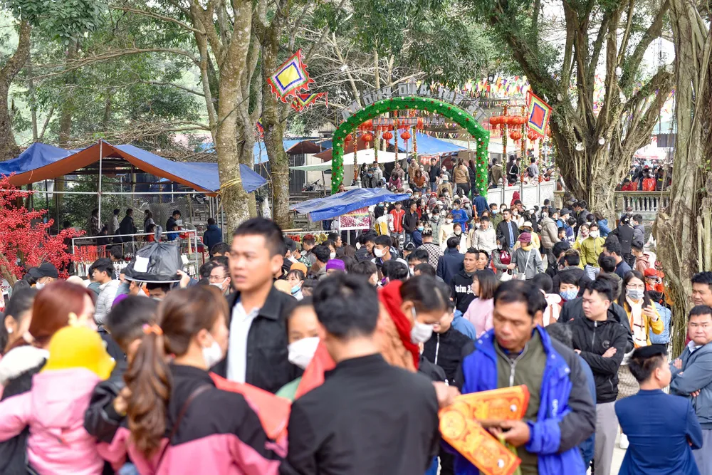 Hàng ngàn người chen chân vào chiêm bái Na Sơn động phủ