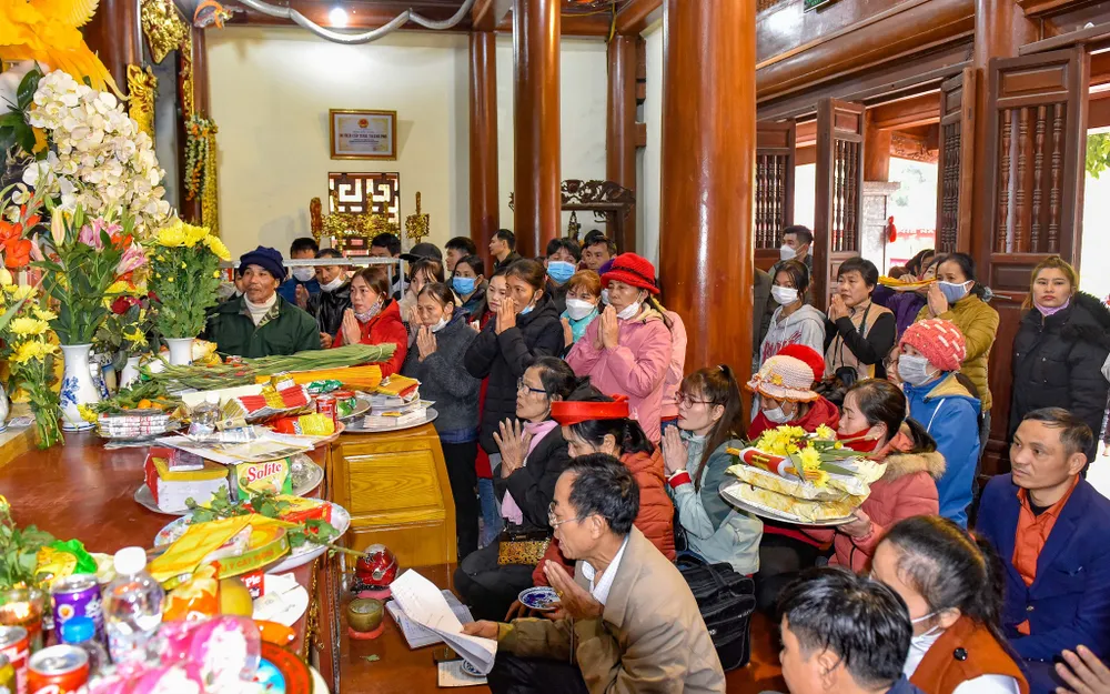 Mọi người cùng dâng lễ lên các vị thần linh