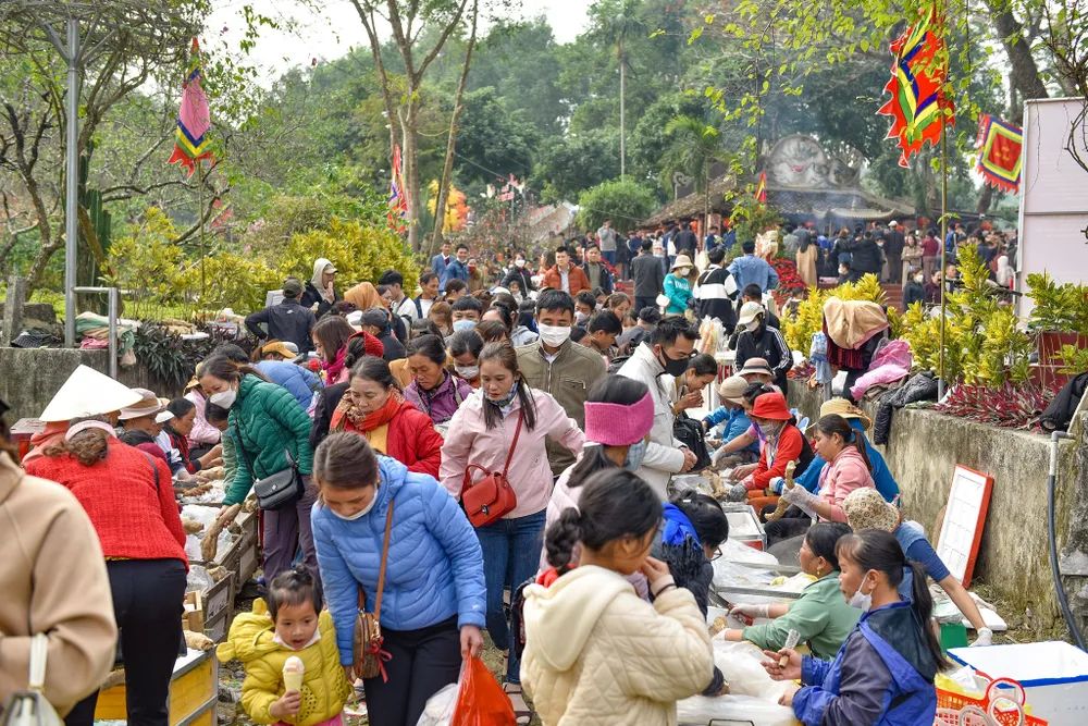 Sau khi thực hiện phần lễ, mọi người cùng mua các sản vật của người dân địa phương làm quà