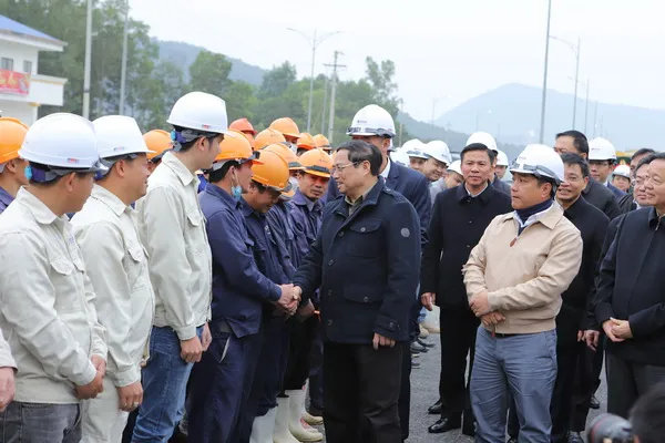 Thủ tướng Phạm Minh Chính động viên cán bộ, công nhân đang thi công cao tốc Bắc - Nam đoạn qua tỉnh Thanh Hóa. Ảnh: MINH HIẾU