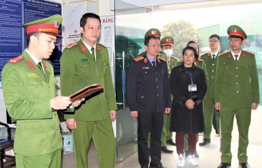 Cơ quan Cảnh sát điều tra Công an TP Vinh đọc lệnh khám xét khẩn cấp Trung tâm Đăng kiểm xe cơ giới 37-09D. Ảnh: MINH KHÔI Cơ quan Cảnh sát điều tra Công an TP Vinh đọc lệnh khám xét khẩn cấp Trung tâm Đăng kiểm xe cơ giới 37-09D. Ảnh: MINH KHÔI