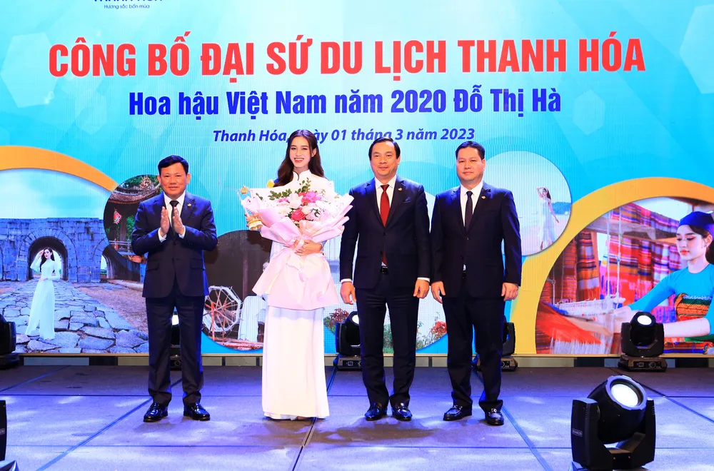 Ông Nguyễn Văn Thi, Phó Chủ tịch Thường trực UBND tỉnh Thanh Hóa (bên trái) tặng hoa chúc mừng hoa hậu Đỗ Thị Hà, đại sứ du lịch Thanh Hóa năm 2023