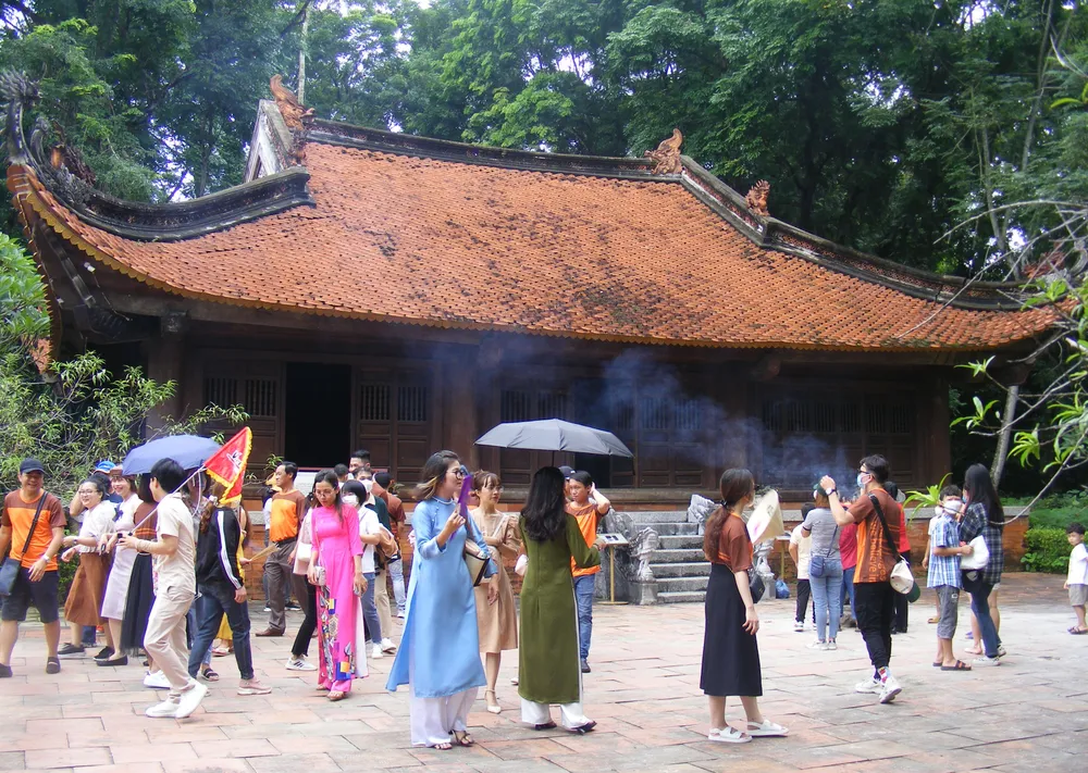 Rất đông du khách đến viếng thăm Di tích Lam Kinh